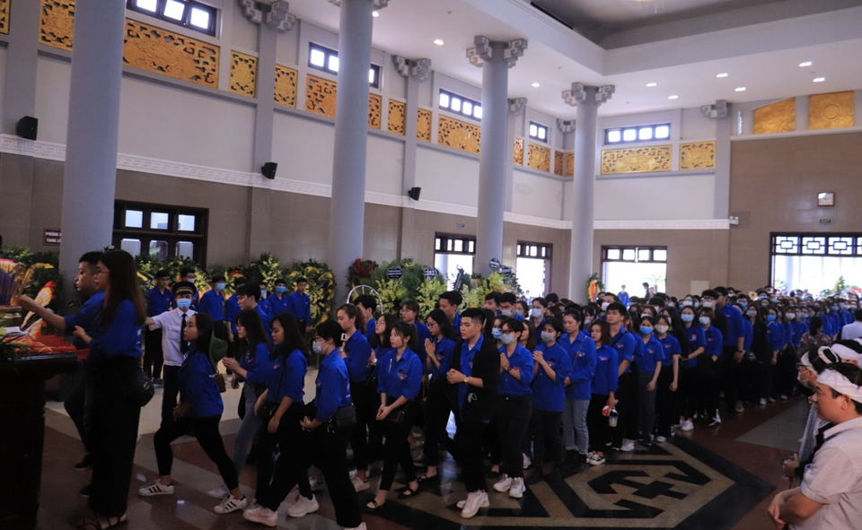 Hàng nghìn sinh viên, giảng viên tiễn biệt PGS.TS Lưu Văn An - 4 Hàng nghìn sinh viên, giảng viên tiễn biệt PGS.TS Lưu Văn An - 4