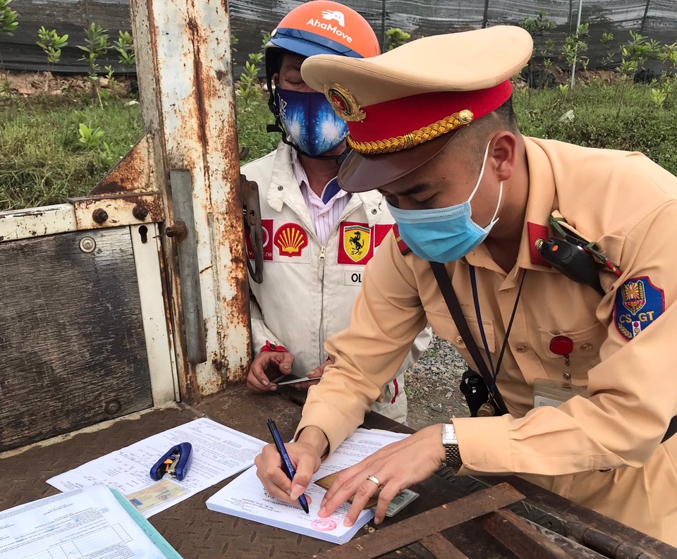 Hà Nội: Xử lý liên minh ô tô, xe máy câu kết đón khách kiểu người nhà - 3