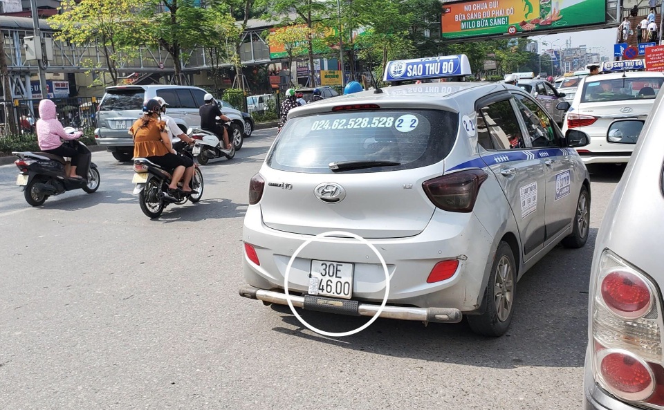 Hà Nội xử lý hàng loạt taxi che biển số, làm khó “mắt thần” trên phố - 4 Hà Nội xử lý hàng loạt taxi che biển số, làm khó “mắt thần” trên phố - 4