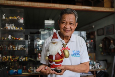 Kỷ lục gia vỏ trứng "chế" ông già Noel khiến người xem không thể rời mắt