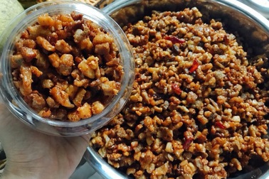 Món lạ nhà giàu: Chi nửa triệu, xếp hàng cả tuần mua... tóp mỡ “ăn dè”