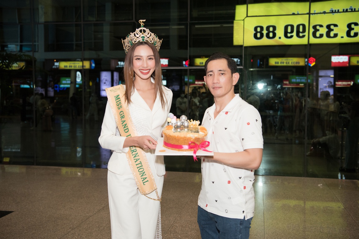 Hoa hậu Thùy Tiên bật khóc trong buổi diễu hành mừng chiến thắng - 11 Hoa hậu Thùy Tiên bật khóc trong buổi diễu hành mừng chiến thắng - 11