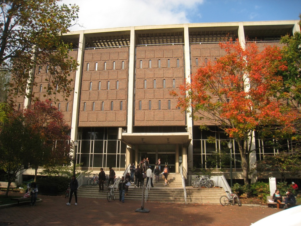 Trường đại học mà ông Donald Trump và các con từng theo học có gì đặc biệt? - 4