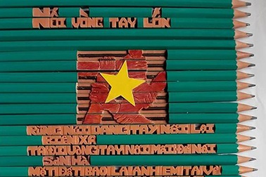 Khắc tranh trên bút chì gửi tặng các chiến sĩ hải đảo