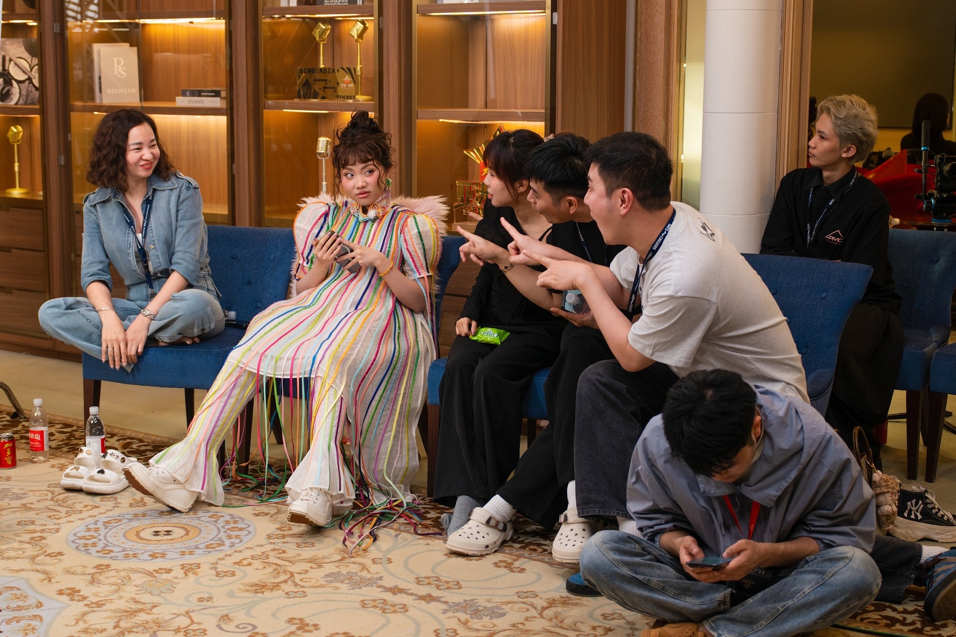 Phương Mỹ Chi gây sốt với 3 trang phục biểu diễn ở cuộc thi hát quốc tế - 12