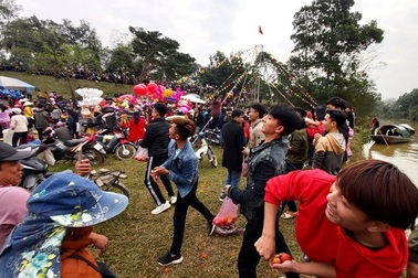 Tưng bừng "cuộc chiến cà chua" tại phiên chợ một năm chỉ họp một lần