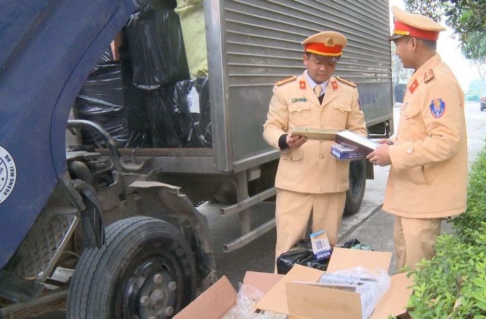 Chế thùng phụ trên xe tải để vận chuyển hàng chục nghìn bao thuốc lá lậu - 1 Chế thùng phụ trên xe tải để vận chuyển hàng chục nghìn bao thuốc lá lậu - 1