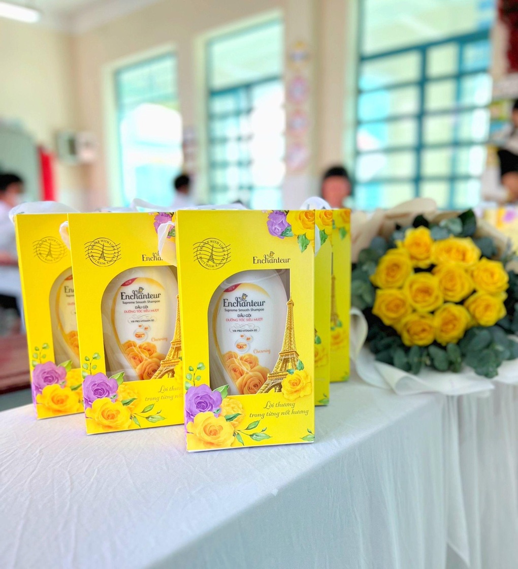 Hoa hậu Tiểu Vy cùng Enchanteur trao quà tri ân thầy cô dịp 20/11 - 7 Hoa hậu Tiểu Vy cùng Enchanteur trao quà tri ân thầy cô dịp 20/11 - 7