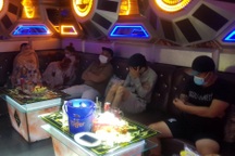 Bất chấp đại dịch, 22 nam nữ tụ tập sử dụng ma túy trong quán karaoke