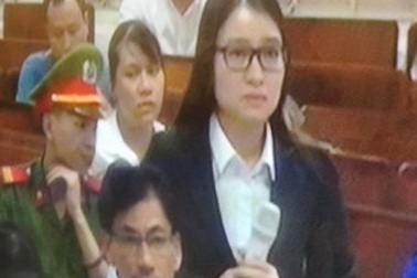 Diễn viên Hồng Tứ bật khóc khi bị truy về việc chuyển tiền cho Nguyễn Xuân Sơn