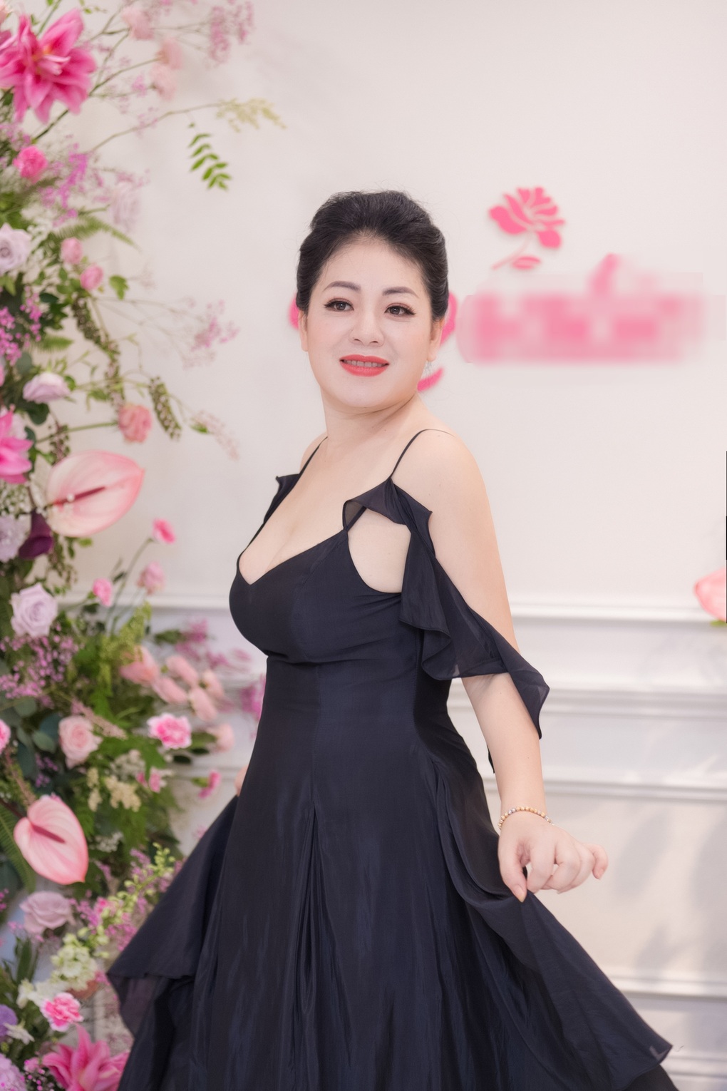 Vợ NSND Công Lý, ca sĩ Anh Thơ đọ nhan sắc với Hoa Hậu Tuyết Nga - 8 Vợ NSND Công Lý, ca sĩ Anh Thơ đọ nhan sắc với Hoa Hậu Tuyết Nga - 8