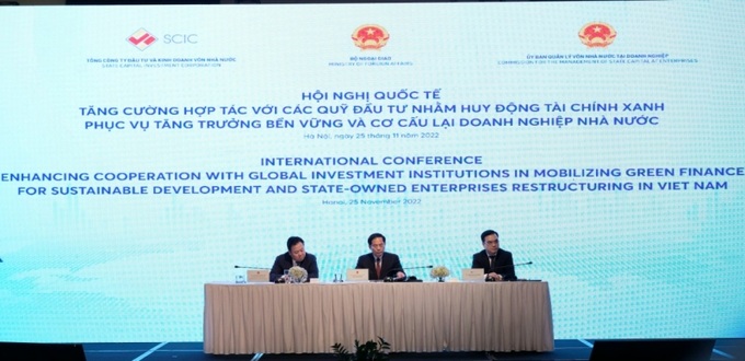 Bộ trưởng Bộ Ngoại giao Bùi Thanh Sơn, Chủ tịch Ủy ban Quản lý vốn nhà nước tại doanh nghiệp Nguyễn Hoàng Anh, và Chủ tịch HĐTV Tổng Cty Đầu tư và kinh doanh vốn Nhà nước (SCIC) Nguyễn Chí Thành chủ trì Hội nghị