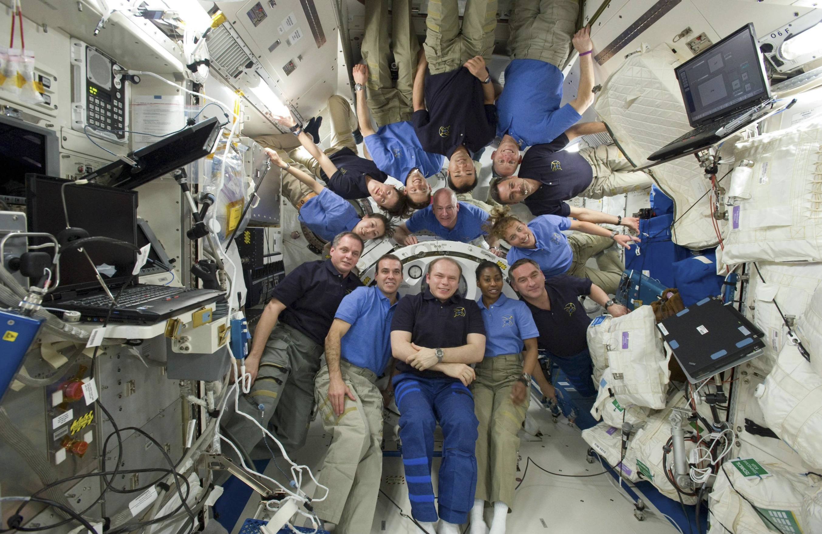 Ảnh chụp 13 phi hành gia cùng có mặt trên Trạm vũ trụ Quốc tế ISS (Ảnh: Space)-edited.jpeg