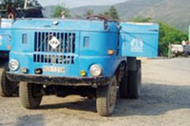 Nhiều xe tải tháo đầu để qua cầu Nông Sơn