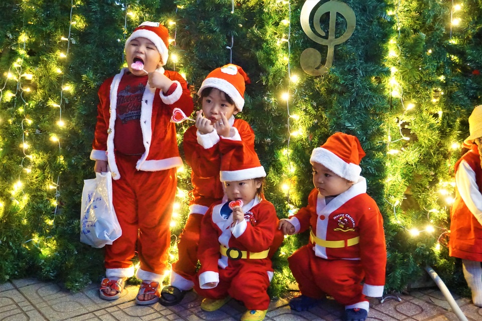 Bất chấp trời lạnh, người dân Đà Nẵng rộn ràng đi chơi Noel sớm - 8 Bất chấp trời lạnh, người dân Đà Nẵng rộn ràng đi chơi Noel sớm - 8