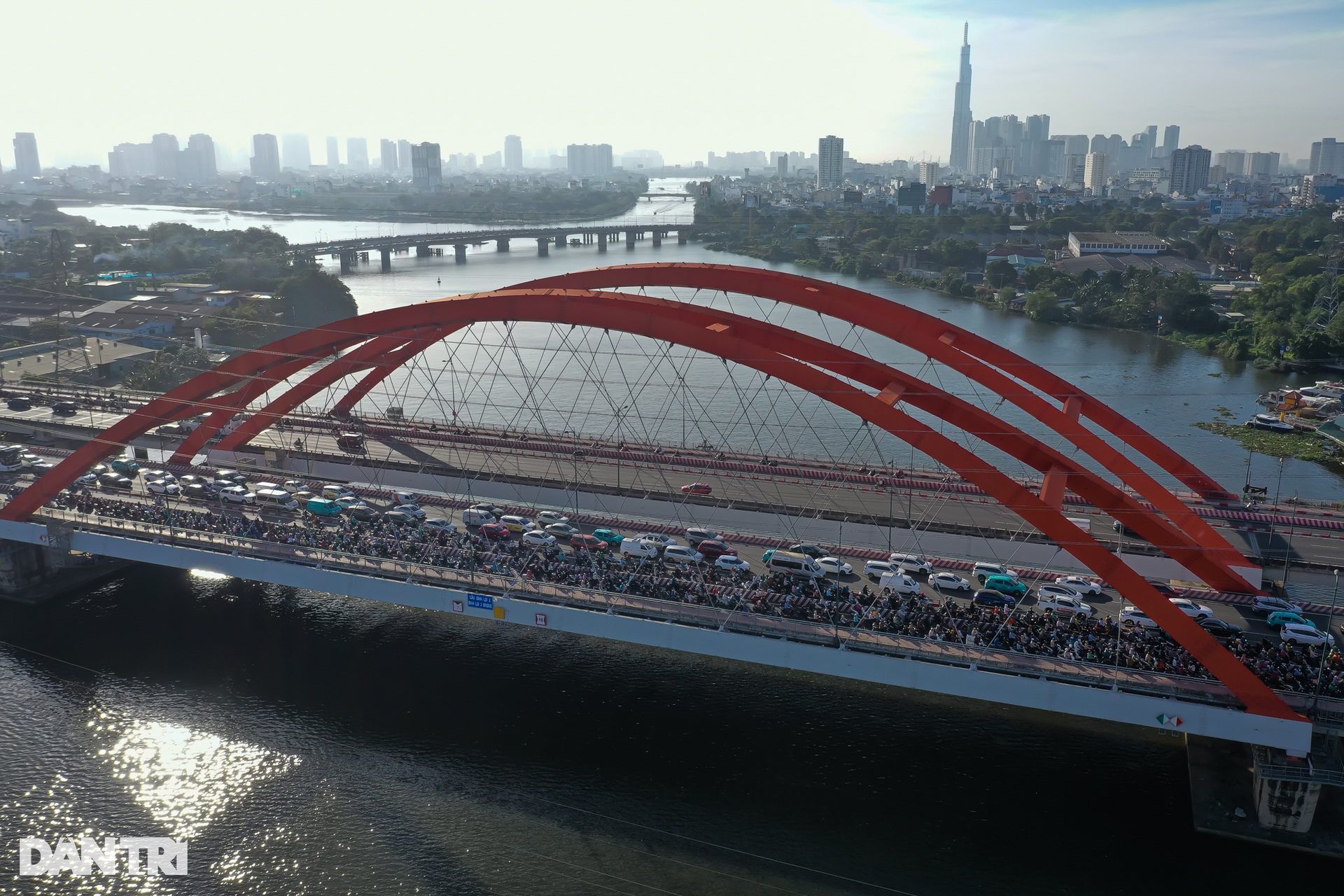 Đường phố Hà Nội, TPHCM ùn tắc cả ngày lẫn đêm dịp cận Tết Nguyên đán - 11 Đường phố Hà Nội, TPHCM ùn tắc cả ngày lẫn đêm dịp cận Tết Nguyên đán - 11