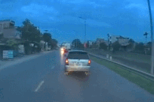 Khoảnh khắc xe tải đột ngột mất lái, lao vào 2 ô tô chạy ngược chiều