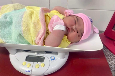 Bé gái sơ sinh chào đời với cân nặng "khủng" 6kg