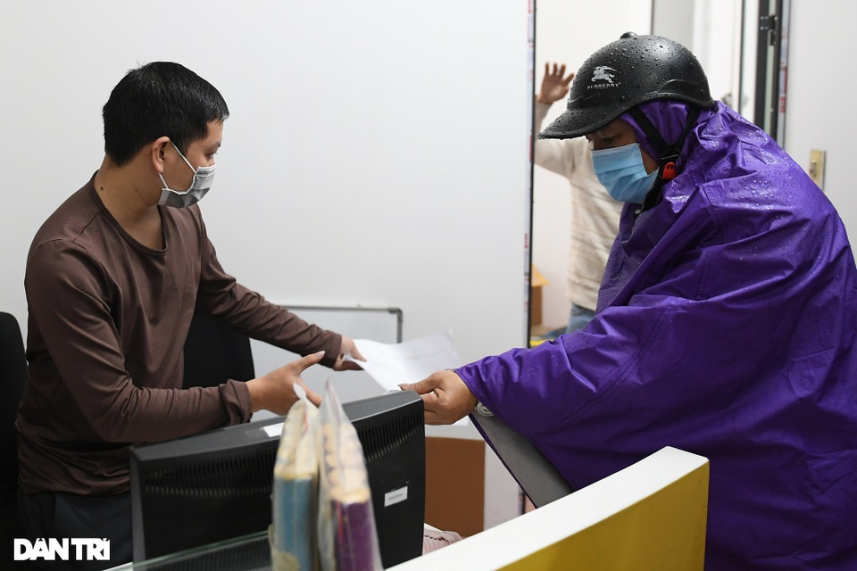 Người dân đội mưa tới mua pháo, đốt trải nghiệm ngay trước Tết ở Hà Nội - 6 Người dân đội mưa tới mua pháo, đốt trải nghiệm ngay trước Tết ở Hà Nội - 6
