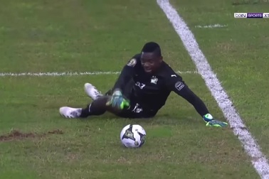 Mắc sai lầm "vồ ếch" hài hước, thủ môn phản ứng theo cách ít ai ngờ