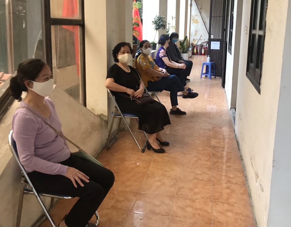 Trao tiền hỗ trợ Covid-19 đến tận tay người dân quận Ba Đình, Hà Nội - 2 Trao tiền hỗ trợ Covid-19 đến tận tay người dân quận Ba Đình, Hà Nội - 2