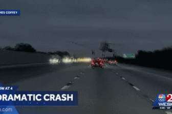 Khoảnh khắc máy bay lao xuống đường cao tốc, đè trúng ô tô ở Mỹ