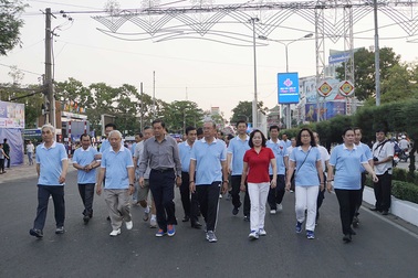 Ngành Y tế Cần Thơ tổ chức đi bộ hướng về Y tế cơ sở