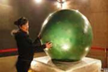 Viên dạ minh châu nặng 1,6 tấn