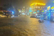 Mưa lớn 20 phút, nhiều tuyến đường ở Sa Pa "chìm" trong "biển nước"