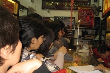 Dân đổ xô bán vàng, doanh nghiệp “hết tiền” thu mua