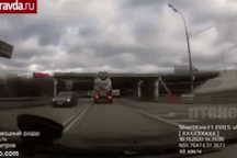 Tài xế "quên" giới hạn chiều cao, xe trộn bê tông đâm sập cầu vượt