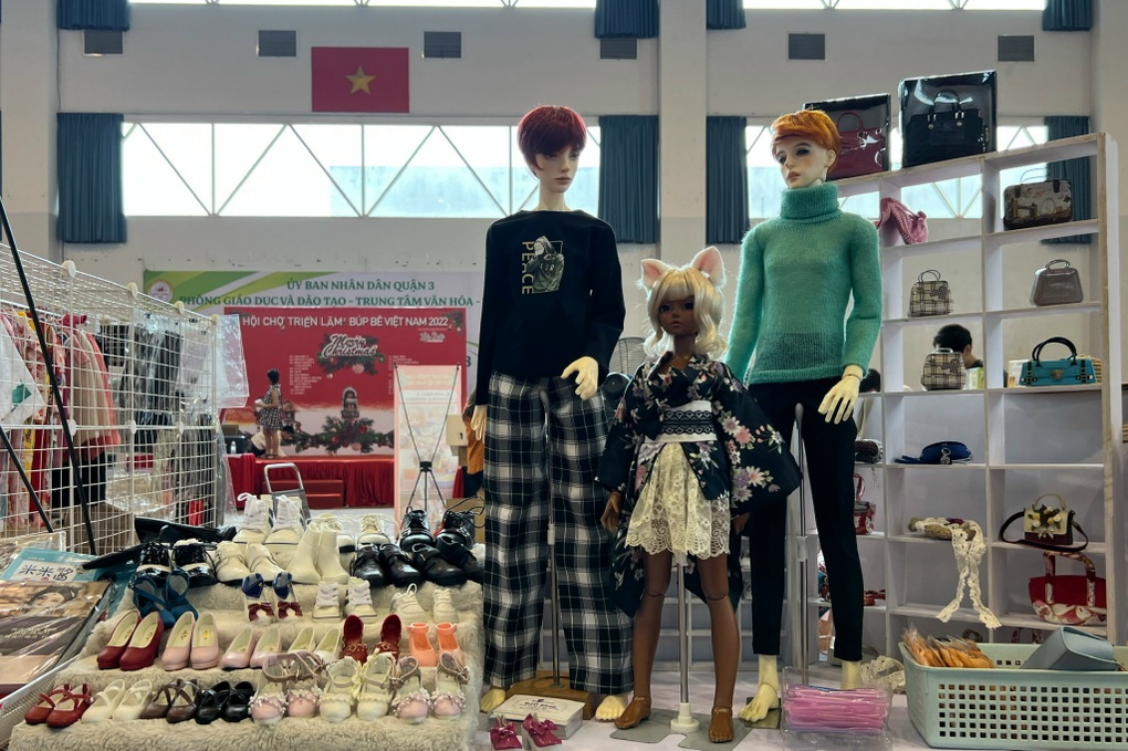 Hàng trăm người đổ xô dự đại tiệc săn đồ tí hon - 9 Hàng trăm người đổ xô dự đại tiệc săn đồ tí hon - 9