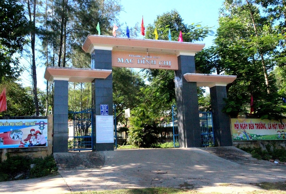 Trại gà sát trường học, giáo viên và học sinh bị “tra tấn” vì mùi hôi - 1 Trại gà sát trường học, giáo viên và học sinh bị “tra tấn” vì mùi hôi - 1