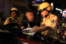 Tài xế ô tô 5 chỗ chở 8 người vượt chốt CSGT, trên xe có ma túy