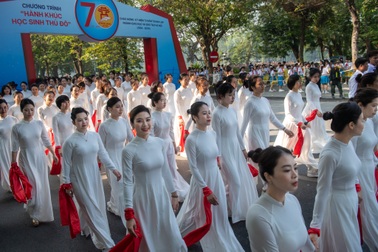 Gần 3.000 người diễu hành kỷ niệm 70 năm ngành Giáo dục ở Hà Nội