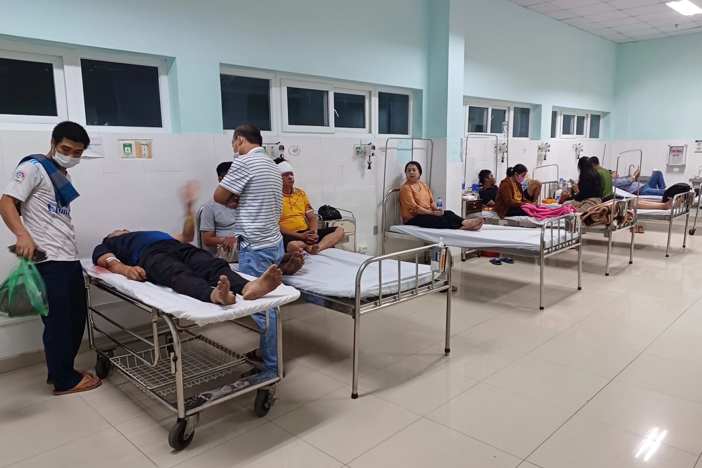 Các hành khách trong vụ tai nạn đang được điều trị tại Bệnh viện Đa khoa tỉnh Kon Tum (Ảnh: Chí Anh).