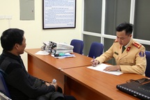 Hà Nội: Lộ diện tài xế ô tô biển xanh đi vào làn buýt nhanh