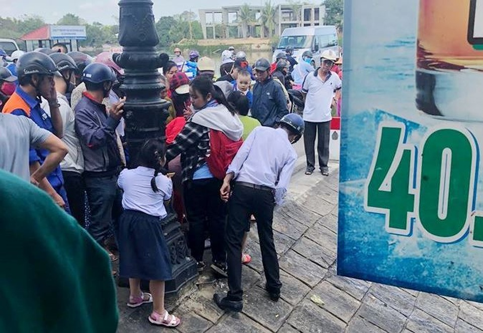 Người đạp xích lô dũng cảm lao xuống sông cứu 2 mẹ con - 1 Người đạp xích lô dũng cảm lao xuống sông cứu 2 mẹ con - 1