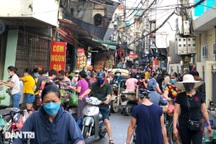 Hình ảnh tại các chợ, siêu thị Hà Nội ngày đầu giãn cách theo Chỉ thị 16