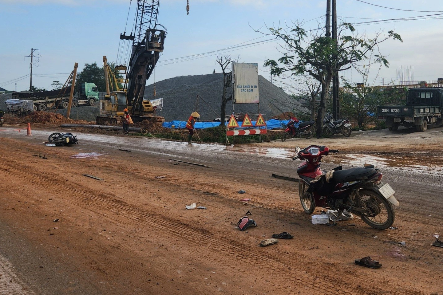 Tai nạn liên hoàn trên đoạn đường ngập bùn đất - 1