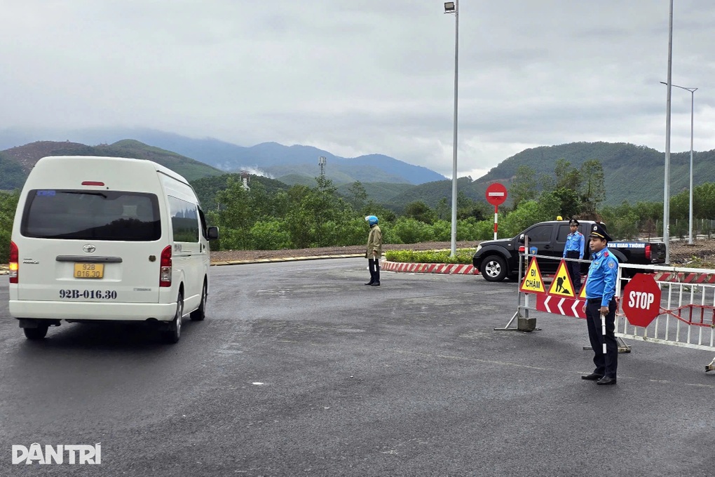 Bùn đất sạt, trượt chắn ngang đường vành đai nghìn tỷ ở Đà Nẵng - 3 Bùn đất sạt, trượt chắn ngang đường vành đai nghìn tỷ ở Đà Nẵng - 3