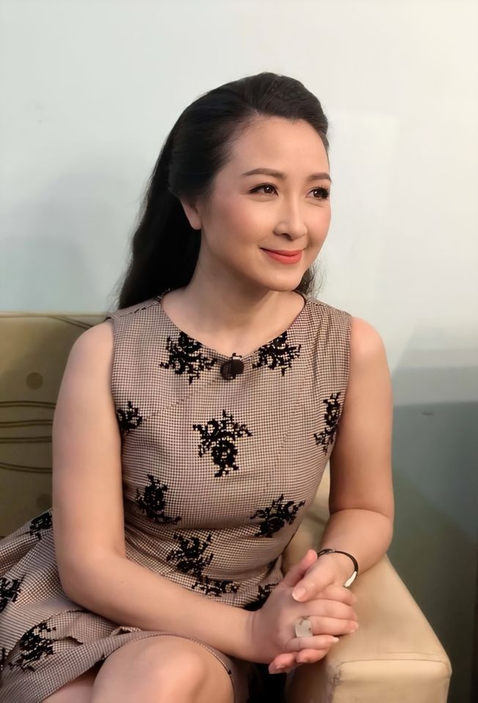 Diễn viên Khánh Huyền: “Dao kéo thì đã sao, đừng bảo thủ tự nhiên mới đẹp” - 5 Diễn viên Khánh Huyền: “Dao kéo thì đã sao, đừng bảo thủ tự nhiên mới đẹp” - 5