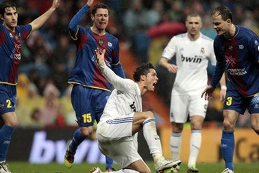 C. Ronaldo hậm hực vì không ghi bàn vào lưới Levante