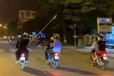 Khởi tố 16 thanh, thiếu niên mang hung khí rượt đuổi đánh người