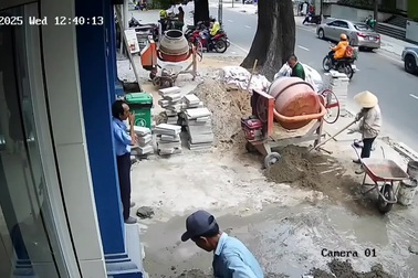 Ô tô đột ngột phanh gấp khiến người đi xe máy phía sau trượt ngã