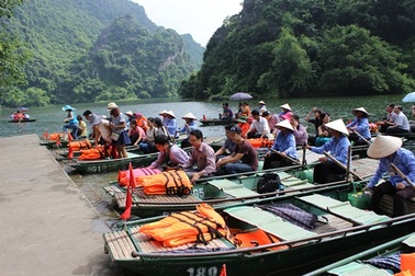 King Kong đến, Tràng An đông nghẹt khách…
