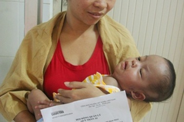 Trao gần 80 triệu đồng đến cháu bé sinh non tháng thứ 7