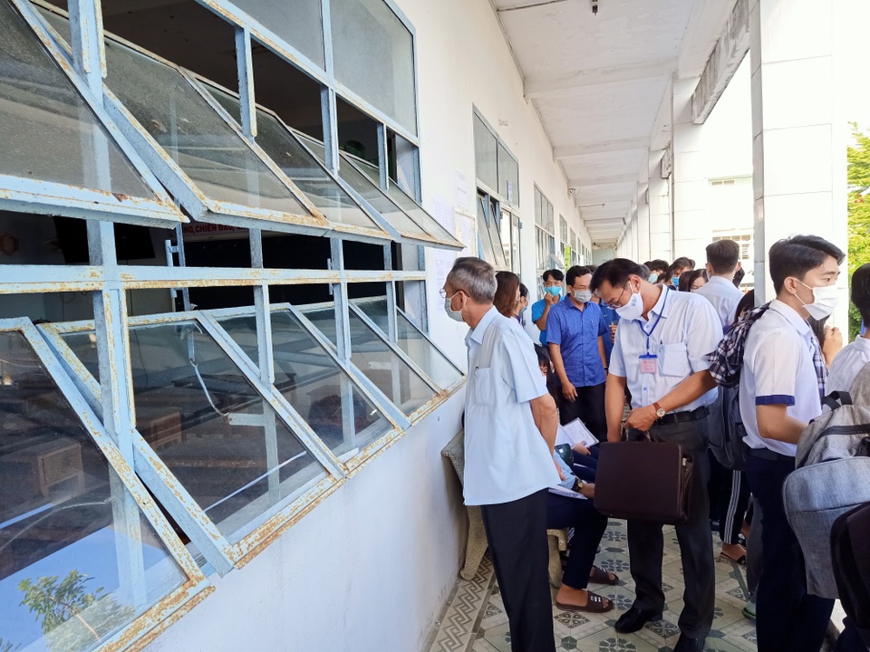Bí thư Bạc Liêu trực tiếp đi kiểm tra phòng thi tốt nghiệp THPT - 7 Bí thư Bạc Liêu trực tiếp đi kiểm tra phòng thi tốt nghiệp THPT - 7