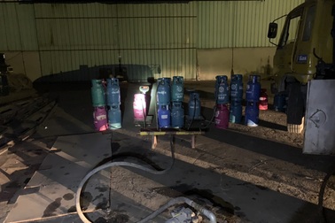 Nhóm đối tượng tổ chức sang chiết khí LPG trái phép trong đêm