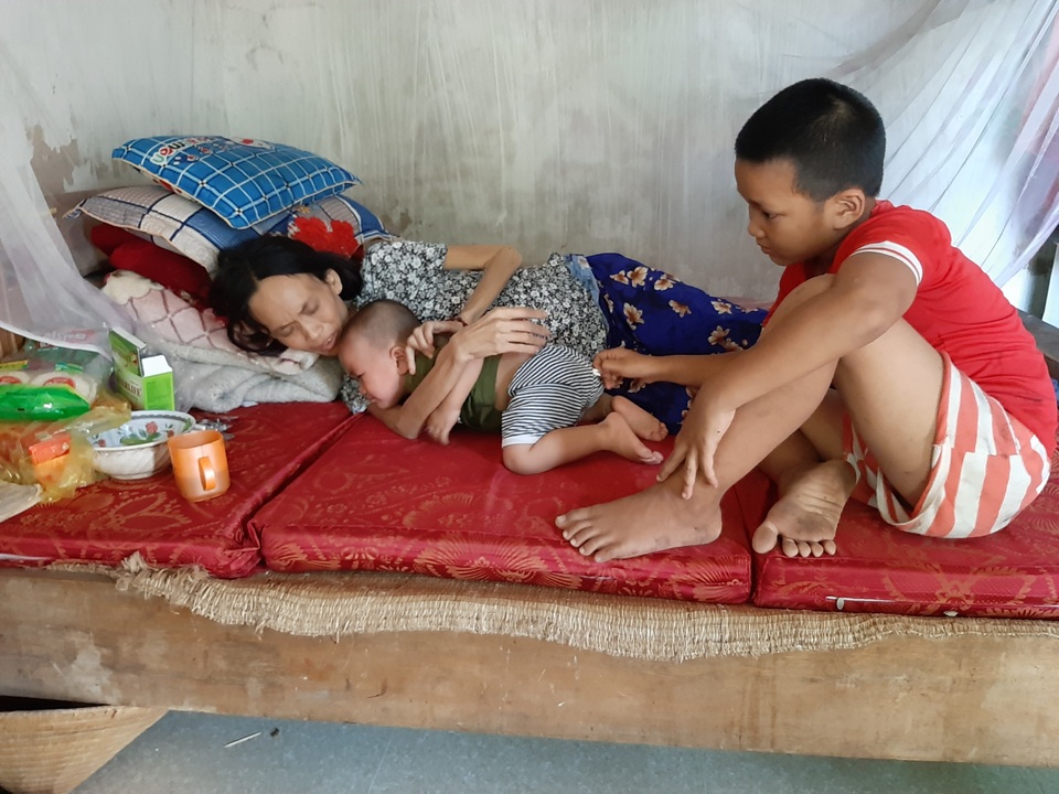 Quặn lòng cảnh người mẹ tiều tuỵ nhìn con thơ khóc ngằn ngặt thèm sữa - 2 Quặn lòng cảnh người mẹ tiều tuỵ nhìn con thơ khóc ngằn ngặt thèm sữa - 2